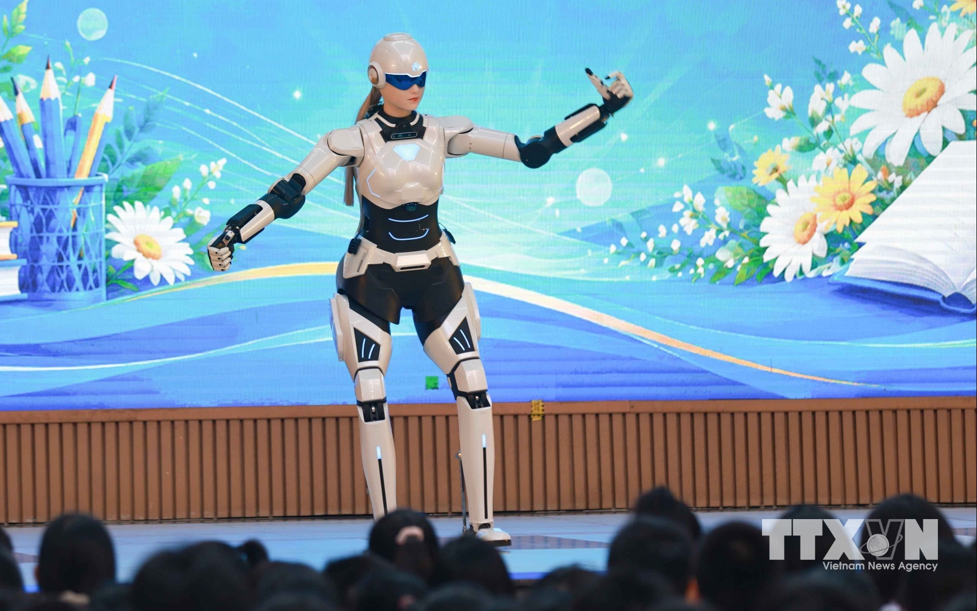 Robot AI hình người "AIMOGA" giao lưu, mở ra cánh cửa của trí tưởng tượng và sáng tạo cho học sinh. (Ảnh: Thanh Tùng/TTXVN)